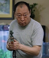 有钱了就一定会幸福吗?为了要钱他把父亲腿打骨折
