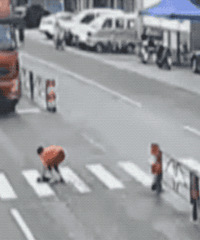行人为救狗遭车祸,被大货车撞倒后下肢遭碾压