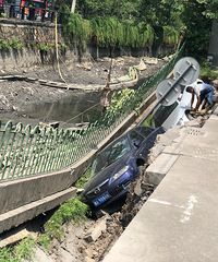 突发!保俶北路西溪河堤塌方,两辆汽车陷入