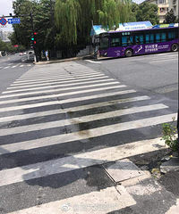 突发!文二路上一辆公交车转弯时压到小女孩,满地是血