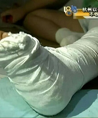 余杭6岁男孩被车轧到,当时没报警,家长以为是自己摔的