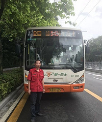 色狼公交上骚扰女子并叫嚣:“摸你是你的荣幸!”几分钟后他.