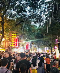这里的小吃街也太热闹了吧!