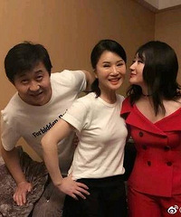 真不老男神女神!杨钰莹晒与任静付笛声夫妇合影.