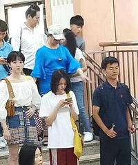 网友偶遇郑爽北京地铁拍戏 白T运动裤难掩长腿