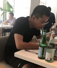 贾乃亮新戏杀青返回北京,独自外出吃午餐略显孤独