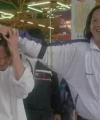 他是周星驰御用配角,多次扮演反派,去世多年为何仍被人“骂”?