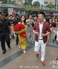 前一秒求婚成功,下一秒就被民警带走,原因居然是……