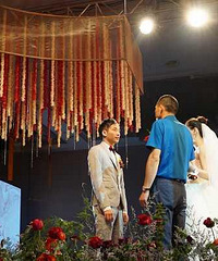 婚礼现场萧山爸爸拿出十万元支票,不给儿媳妇却给了……