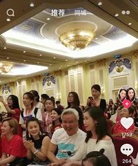 张庭老公与某女子十指紧扣(图)恩爱婚姻化为泡影?