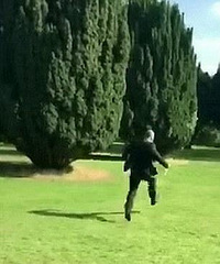 接到了新娘捧花还来不及高兴,我男友却跑了……跑……了
