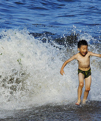 海滨戏浪