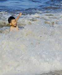 海滨戏浪