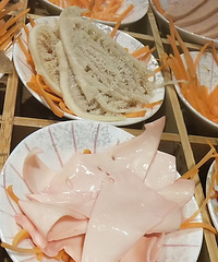 �ƺ��Ǻ�ɫ����