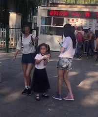 甜馨看到有人拍自己马上把自己藏起来,让人心疼