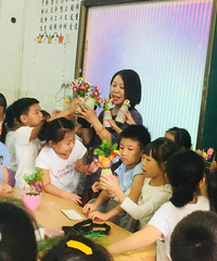 胜蓝小学102班开展教师节家长助教活动
