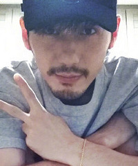 白宇久违晒卖萌自拍照 姿势多变胡子显成熟