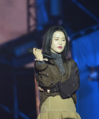 谭维维用摇滚点燃全场开心到“失控” 陈粒一口气唱8首歌曲