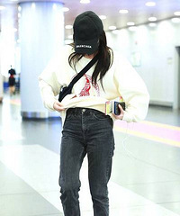 张雪迎机场提裤整理衣服不顾女星形象 要放飞自我?