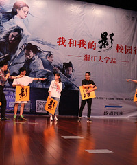 关晓彤杭州见面会 这腿是真长啊 一听和鹿晗比演技尴尬了