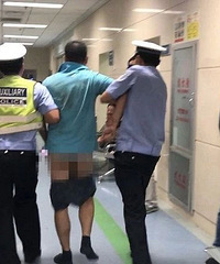 ���˿��˶����ۣ��������˾����Ŀ��֮�£����˿������ڿ㡭