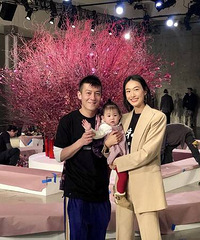 又晒老婆和女儿啦!Alaia马尾辫可爱十足
