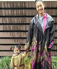 又晒老婆和女儿啦!Alaia马尾辫可爱十足