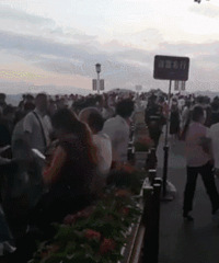 网红景点堵上热搜!厕所几百人排队…出门旅游的人已哭成一片