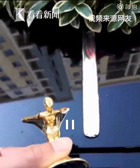 拦车要喜糖,结果劳斯莱斯的小金人车标折断了……断了……了