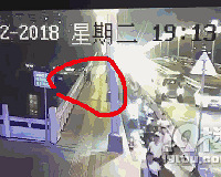 飞来横祸!姑娘站在桥上看风景,突然被陌生男人一把推入江中…