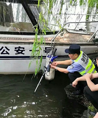 太赞了!姑娘手机掉西湖,民警赶来掏"神器"一把捞出!