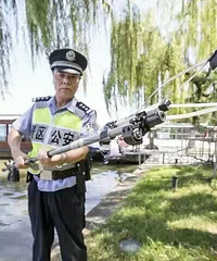 太赞了!姑娘手机掉西湖,民警赶来掏"神器"一把捞出!