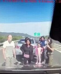 高速追尾一家人下车协商,后方车刹车不及