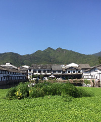 古街只剩下这个长廊了,街的另一边是是你想不到的景象!