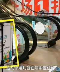 三孩子把20米长的扶梯当滑梯,家长边录像边夸:真厉害