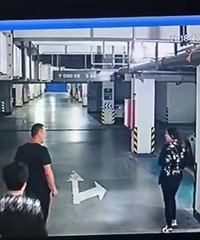遛狗不牵绳你还有理了?上来就是骂人真的太没素质!