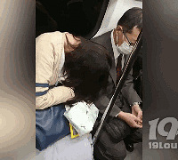 姑娘地铁睡着歪倒靠肩,邻座大哥手机爆头唤醒!注孤生!