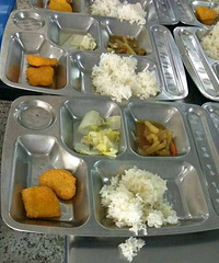 小学伙食“清汤寡水”被曝光,网友:忆苦思甜饭?