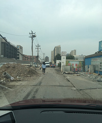 道路维修难道没有环保要求吗?天天走这个土路我真的要“疯”!