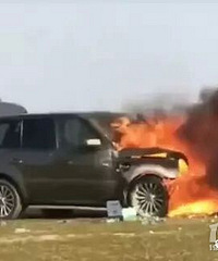 野外烧烤把40万的路虎烧了! 车主:有什么好心痛的,烧就烧了吧