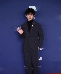 易烊千玺王俊凯一和女星合照就变“傻子”,一双小手急的无处安