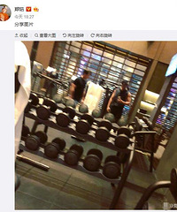 郑恺身穿背心健身动感十足 肌肉结实大秀完美身材