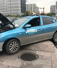 司机师傅你怎么开上去的?安全气囊都弹出来了!