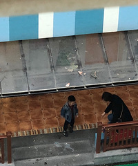 这危房正对着幼儿园,万一发生点事儿……