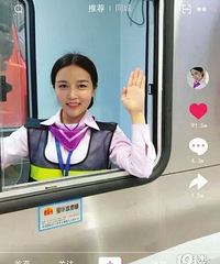 笑容如初恋!收费员成网红,粉丝一天过站4次只为要她微信