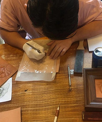 小伙子在杭州皮艺工作室里,完成了他的第一件皮塑作品