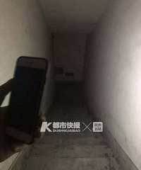 癌症晚期的母亲急着看病,电梯停了!47岁儿子背着妈妈爬下18楼!