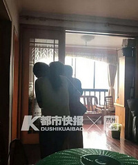 癌症晚期的母亲急着看病,电梯停了!47岁儿子背着妈妈爬下18楼!
