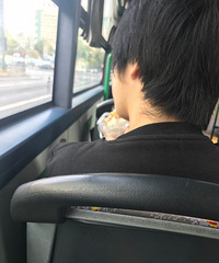 明知是错,为什么非要在公交车上吃早餐呢?