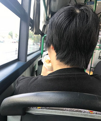 明知是错,为什么非要在公交车上吃早餐呢?